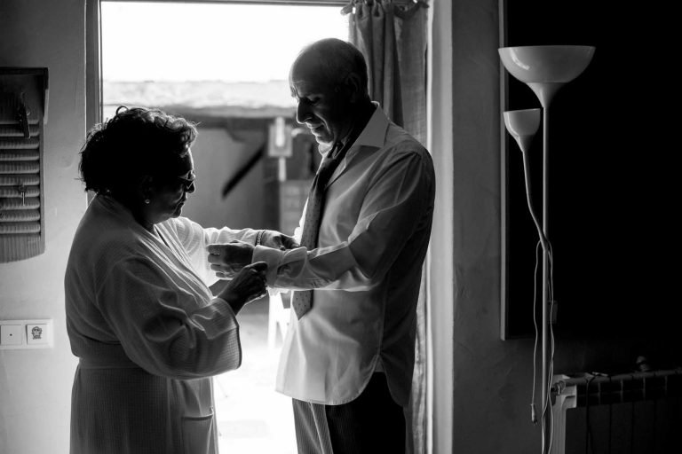fotos de boda madrid - se viste el padrino